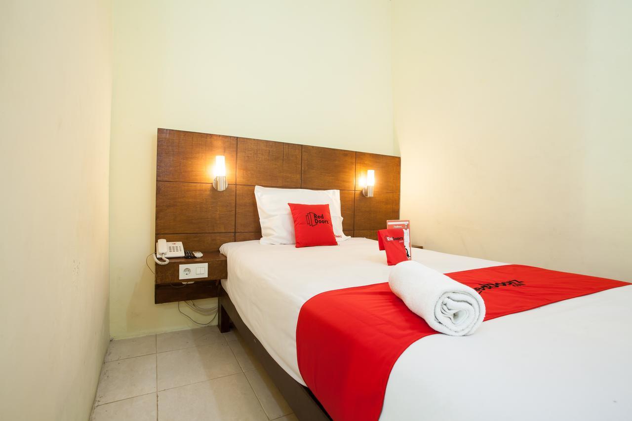 Reddoorz Near Marvel City Mall Wonocolo Exterior photo