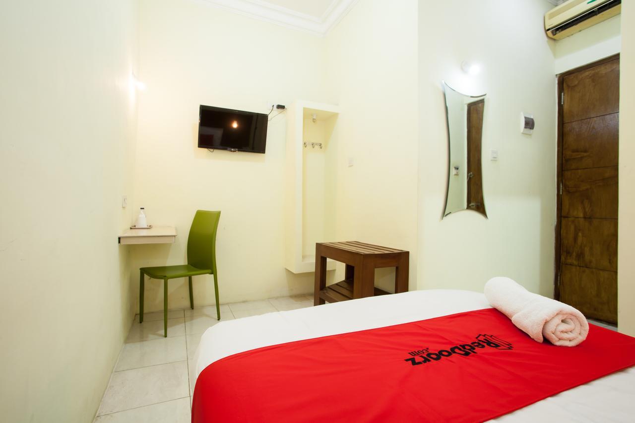 Reddoorz Near Marvel City Mall Wonocolo Exterior photo