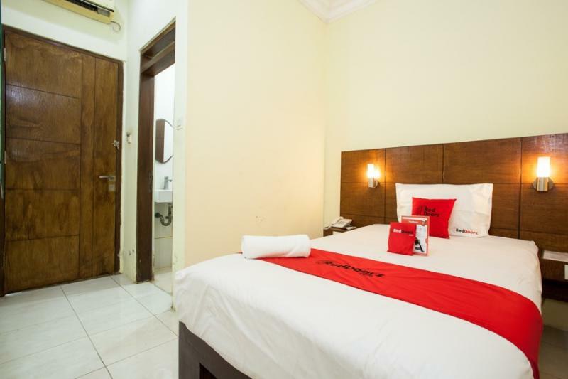 Reddoorz Near Marvel City Mall Wonocolo Exterior photo